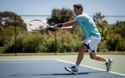 Comment maîtriser le revers à deux mains au tennis : guide complet et conseils pratiques